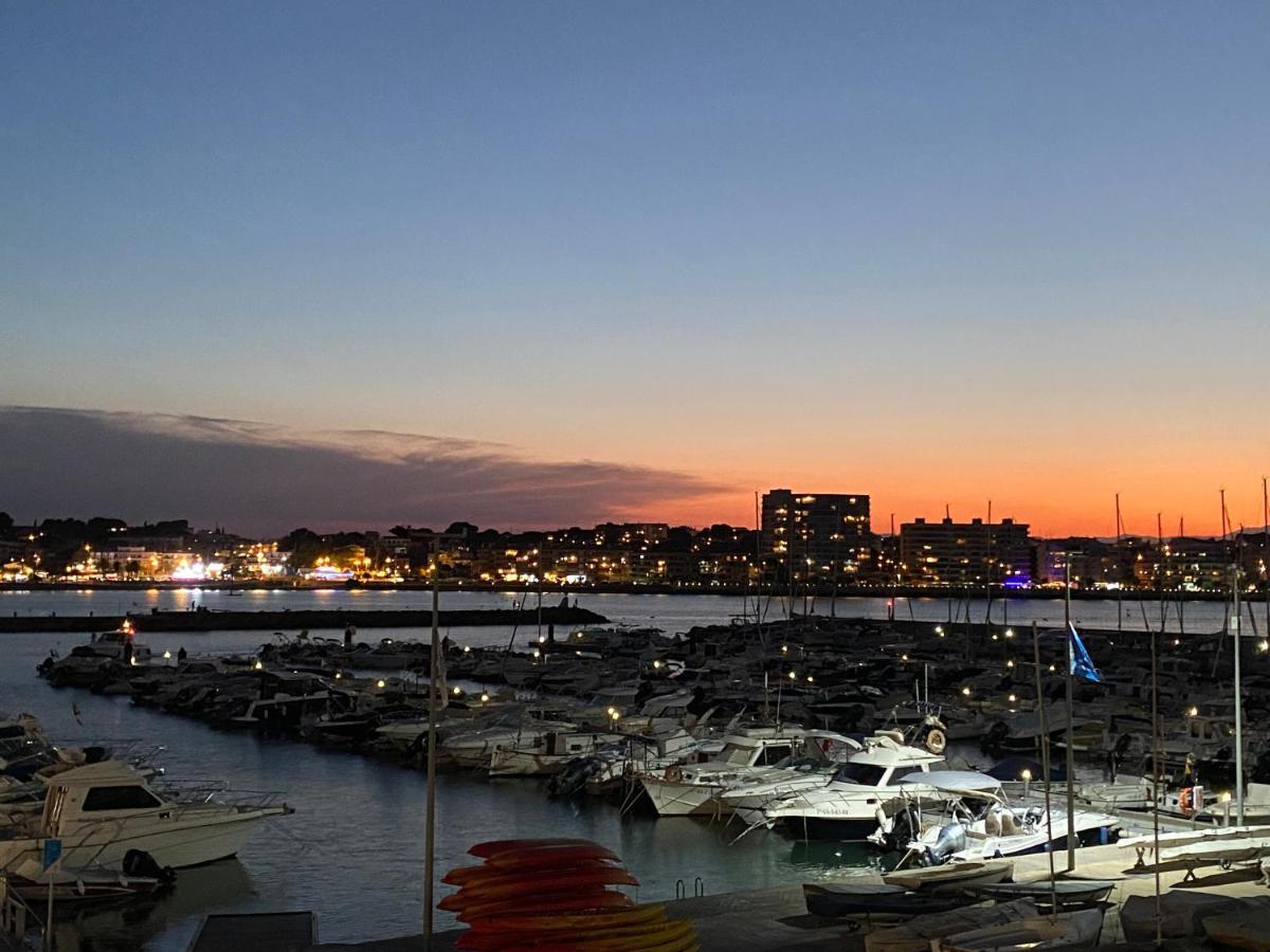 Precioso Apartamento En Primera Linea De Mar L' Escala Bagian luar foto