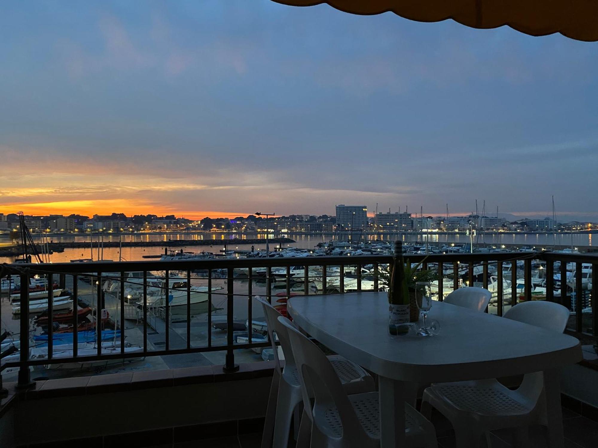 Precioso Apartamento En Primera Linea De Mar L' Escala Bagian luar foto